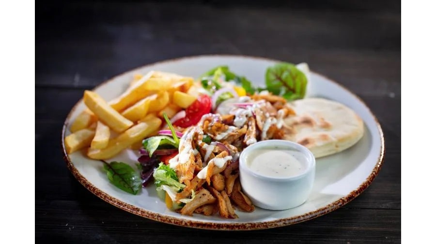 Vegetariánský kebab s pita chlebem, zeleninou, hranolky a česnekovým dipem